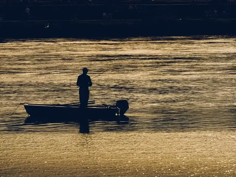 Embarcación de pesca navegando frente a la costa de Cádiz